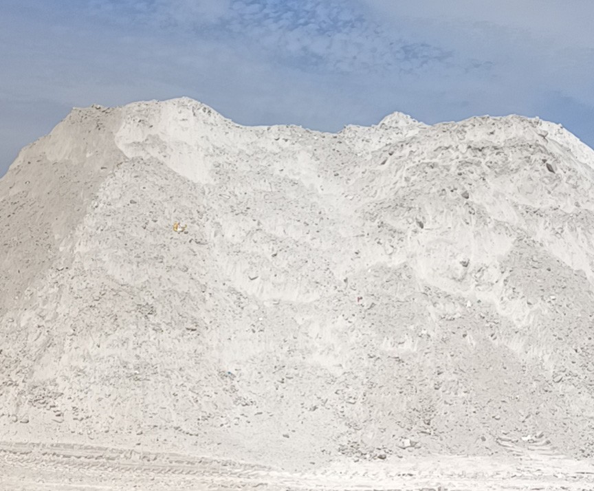 山東某地堆積如山的花崗巖鋸泥 大理石鋸泥 山東某地堆積如山的花崗巖鋸泥 大理石鋸泥